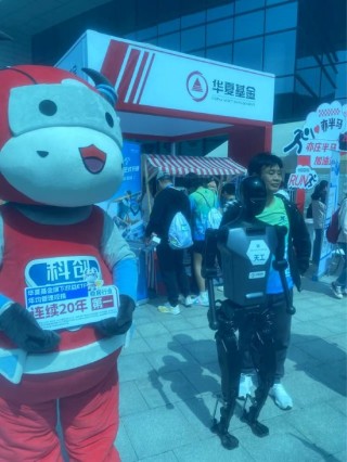 视频|人形机器人半马天工夺冠！华夏基金成赢家！现场展台人气爆棚 机器人ETF三年增34倍、今年增182%达116亿