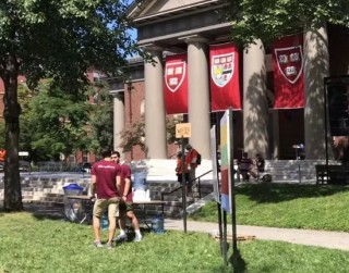 哈佛与白宫对决，美国人如何站队？