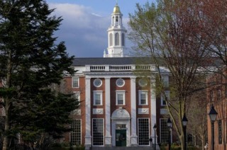 美国务院指示领事馆恢复处理哈佛大学国际学生签证