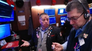 12月17日收盘：美股涨跌不一道指跌逾300点 非农数据描绘疲软经济