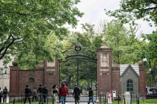 科研停滞，人才外流——特朗普政府政策引发美科学界“寒潮”