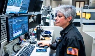 盘前：纳指期货涨0.06% 黄金重上4000美元