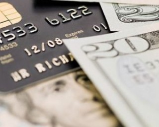 如何通过银行办理外汇套期交易与衍生品组合策略？