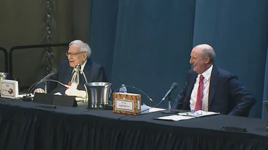 直击2025年巴菲特股东大会:贸易不应成为武器 市场波动实属常态 突然宣布年底卸任CEO 第2张 直击2025年巴菲特股东大会:贸易不应成为武器 市场波动实属常态 突然宣布年底卸任CEO 第2张