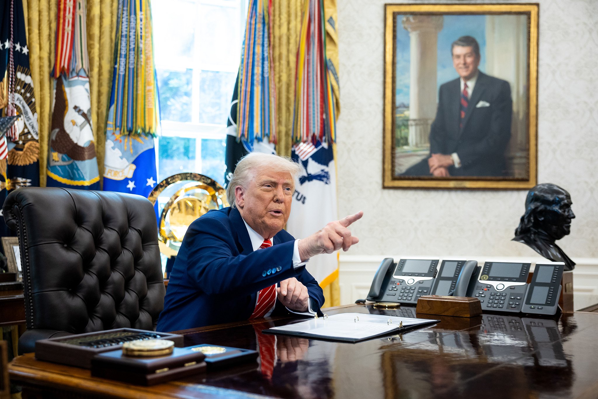 特朗普称美国汽车制造商“必须在国内生产整车” 第1张 特朗普称美国汽车制造商“必须在国内生产整车” 第1张