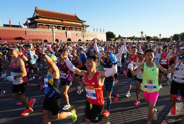 2025年北京马拉松天安门广场鸣枪起跑，3.2万余名选手同场竞技  第3张
