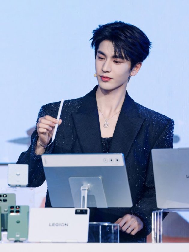 张凌赫代言！联想moto X70 Air AI手机亮相 天禧AI 3.5重磅发布  第11张