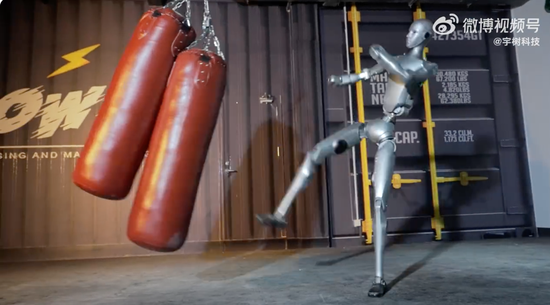 上市绿色通道被叫停？宇树科技严正声明：假的！公司发布人形机器人H2训练视频：腾空侧踢吓退王兴兴  第5张