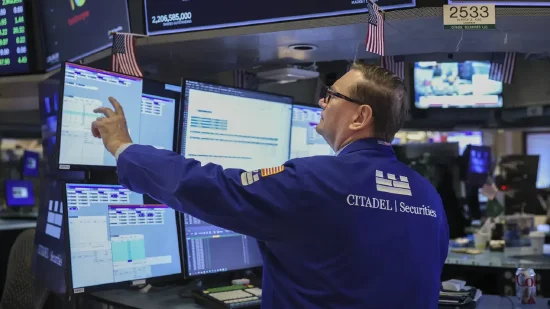 早盘:美股走低 道指跌逾300点 第1张 早盘:美股走低 道指跌逾300点 第1张