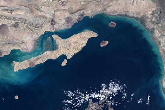 霍尔木兹海峡追踪：停火后只有与伊朗有关的船只通过海峡  第1张